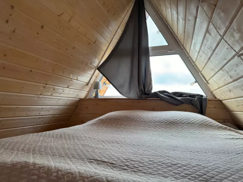 А-фрейм Small 40 м² с печью-камином до 4 гостей, Глэмпинг «В тишине» в Федчино: спальня под крышей