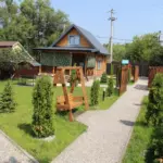База отдыха Простоквашино в Ульяновске, общий вид: дорожка между домами