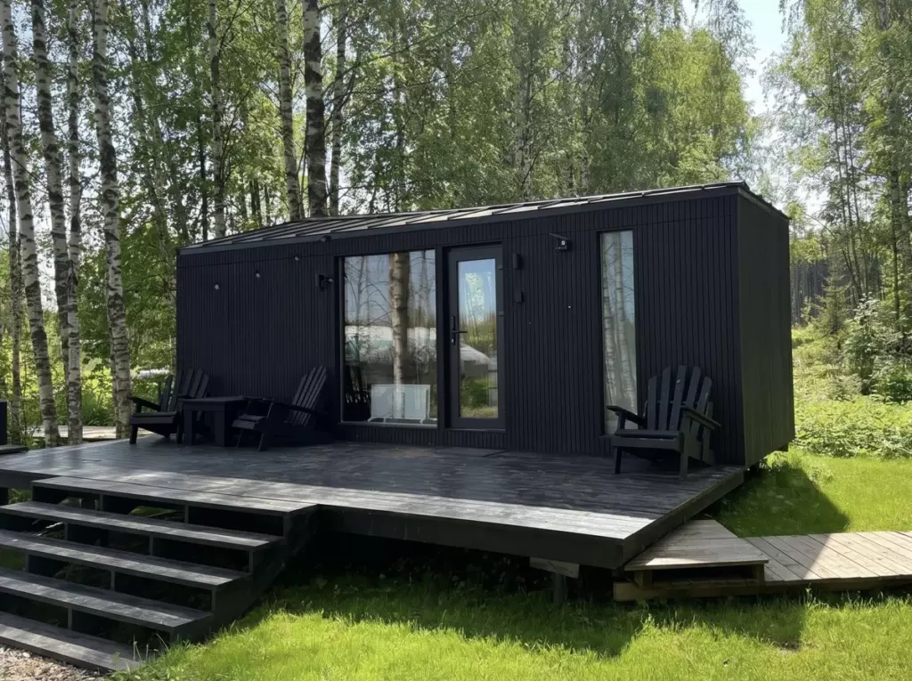 Smart Lodge с проектором и кроватью с раскладной спинкой для двоих: чёрный домик на террасе