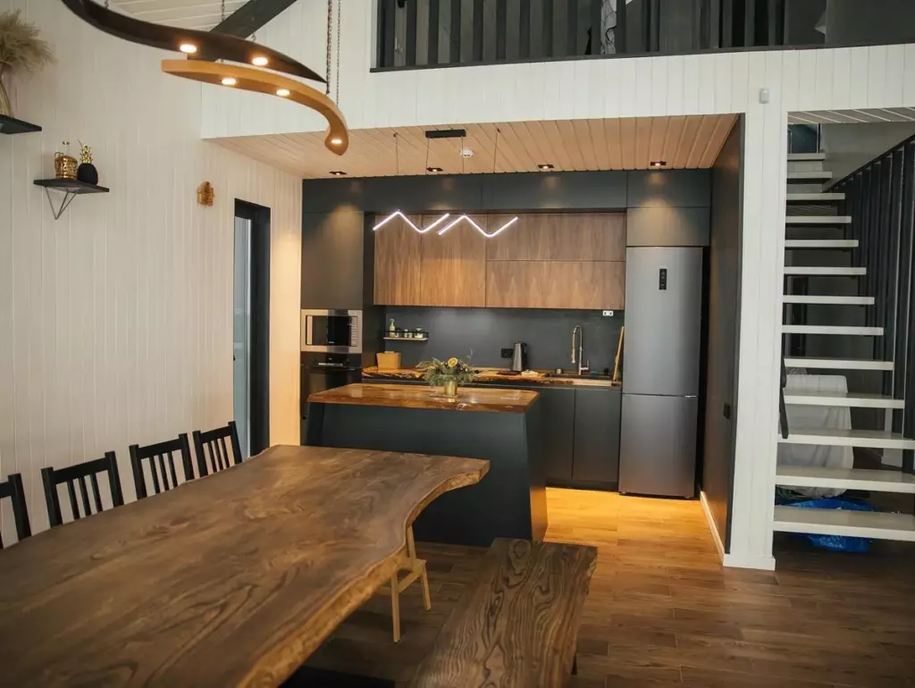 Дом Black.housedolina на 6 спален у водоёма до 12 гостей: кухня и обеденный стол