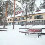 Загородная резиденция Cosmos Карелия на Укшозере, общий вид: главный дом зимой