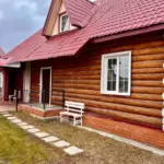Дом для отдыха в Белорецке, общий вид: бревенчатое строение во дворе