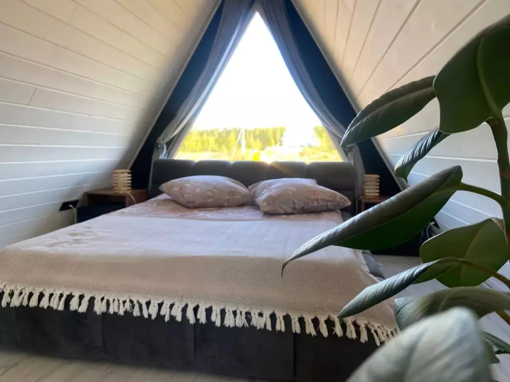 Дом Luxe A-frame 65 м² с камином и двумя спальнями до 6 гостей: спальня под треугольным окном