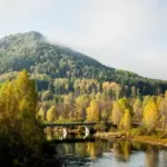 База отдыха Кизиловая в Абзаково, общий вид: река и гора осенью