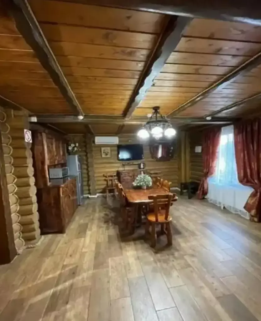 Трёхкомнатный коттедж 80 м² со своей баней до 7 гостей: гостиная и кухонная зона