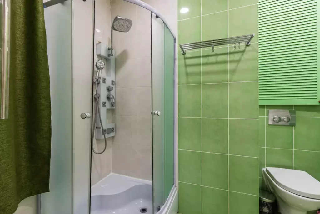 Дом-дуплекс 200 м² на две семьи в зелёных тонах до 10 гостей: душевая кабина