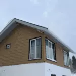 Рубленые дома из кедра DeuxChalets в Шерегеше, общий вид: бревенчатый дом в снегу