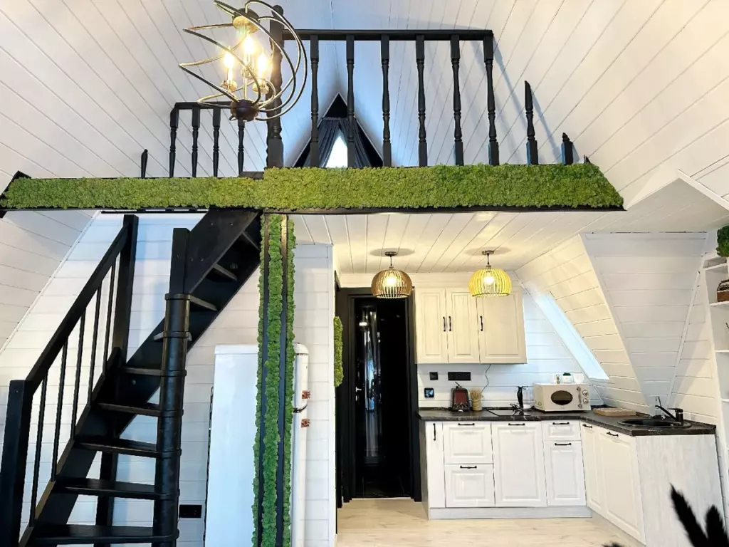 Дом Luxe A-frame 65 м² с камином и двумя спальнями до 6 гостей: кухня и лестница наверх