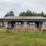 База отдыха Лесное на озере Врево, общий вид: дом с террасой