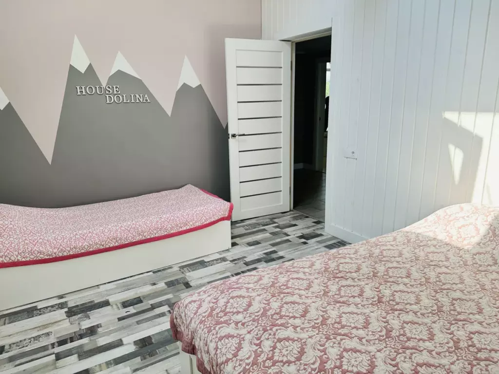 Дом House.dolina с баней-бочкой на пирсе до 12 гостей: детская спальня