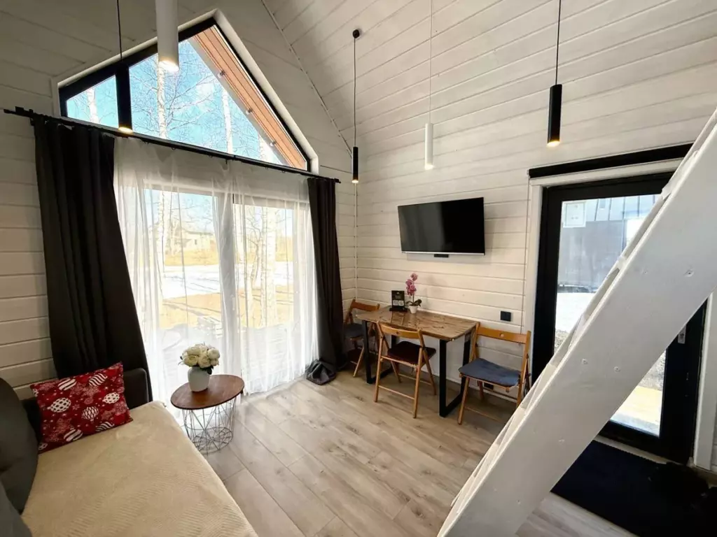 Barn Medium с гостиной: гостиная с панорамным окном