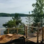 Парк-отель ESTEL на Ладожских шхерах, общий вид: деревянный причал на заливе