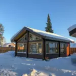 Эко-комплекс Grizzly house среди кедров, общий вид: дом с панорамными окнами