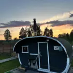 Загородный комплекс Housedolina у Солнечной долины, общий вид: баня-бочка у воды
