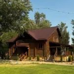Глэмпинг BOHO Sungate Glamp на Левом берегу Дона, общий вид: главный дом на лужайке