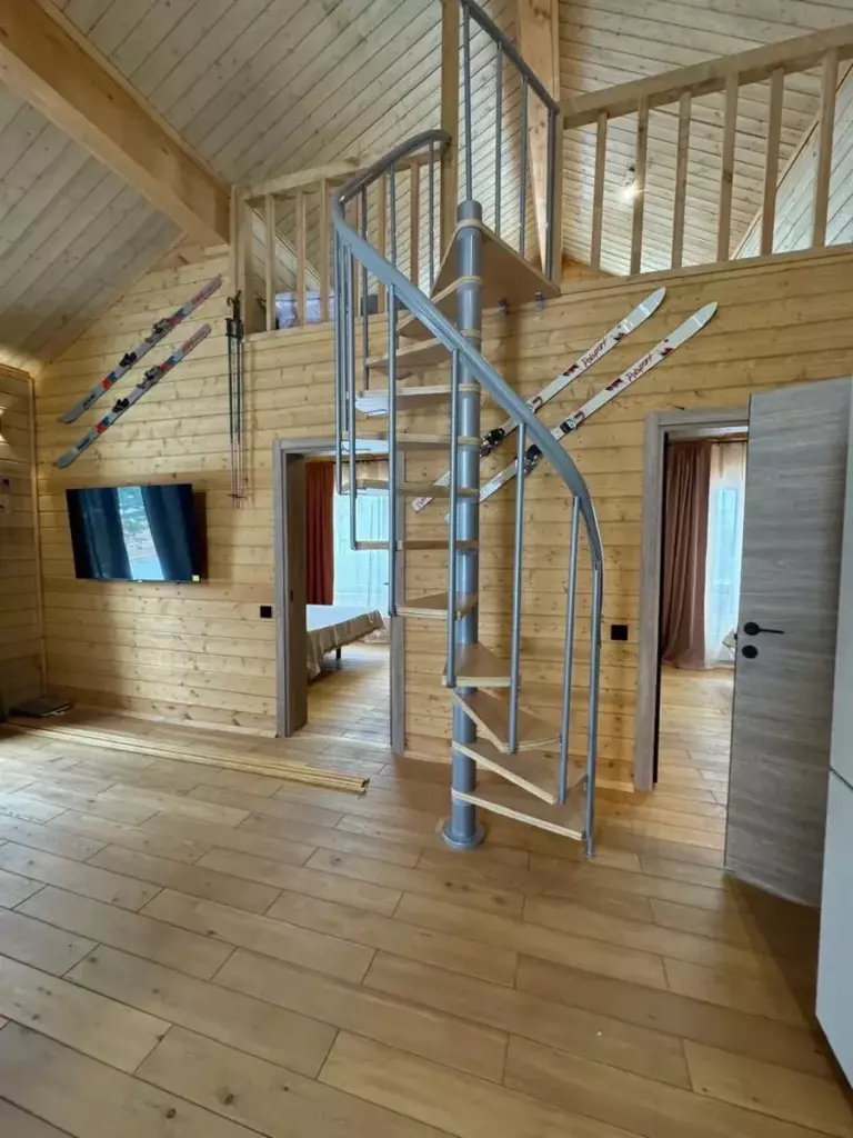 Дом «Горный» с сауной и лофт-этажом до 11 гостей, Дома Rent Hut в Елагино: винтовая лестница