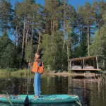 Глэмпинг Shanti Home Ozero у Громово, общий вид: сап на озере