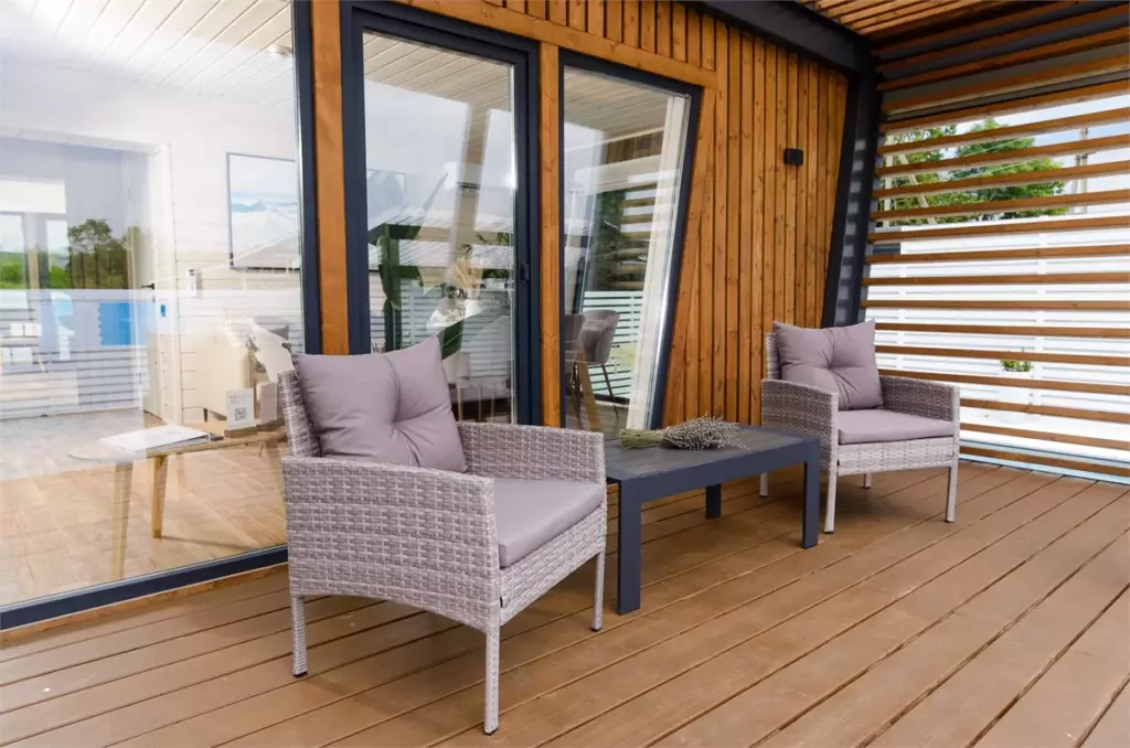 Компактная вилла 40 м² с подогреваемым бассейном до 6 гостей, RED Bridge Resort: терраса с креслами