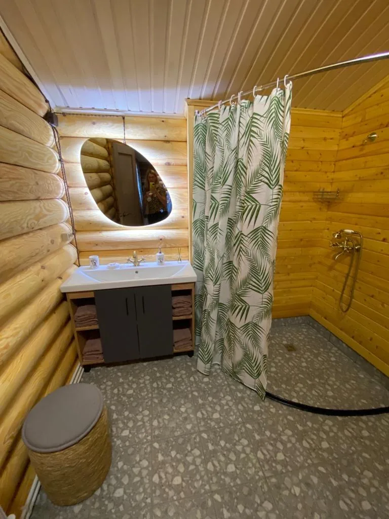 Бревенчатый дом «Тропикана» 47 м² со своим прудом и баней до 4 гостей: санузел с душем