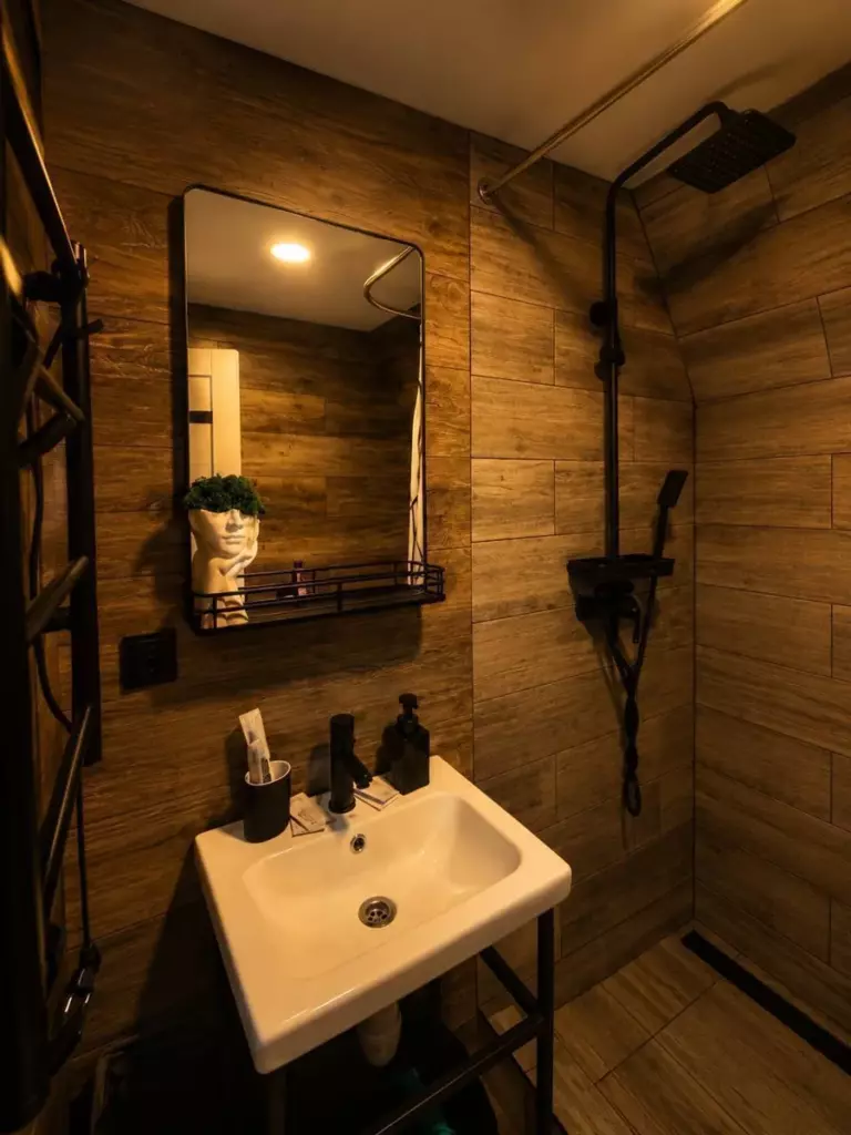 Дом А-фрейм №1 с чаном у крыльца до 4 гостей, Глэмпинг «Тишина» в Кусе: санузел с душем
