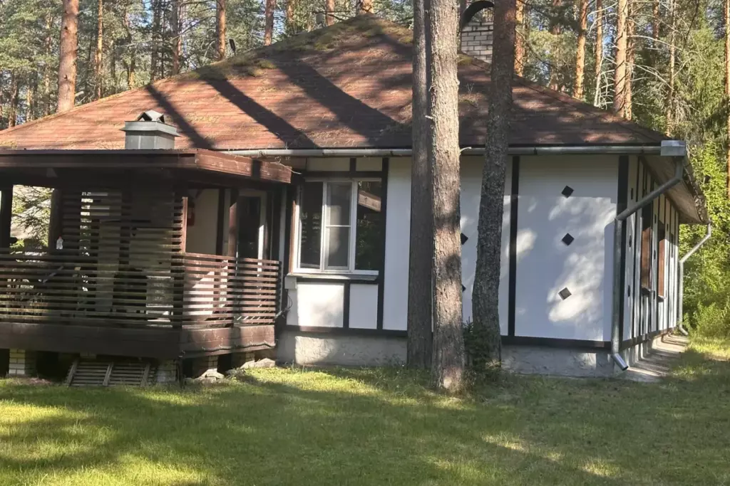 Вилла с двумя спальнями, сауной и ванной с аэромассажем до 6 гостей: вилла в лесу