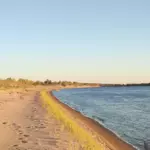 Рыболовная база Синяя птица в Заволжском, общий вид: песчаный берег