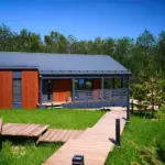 Гостевые дома Ambar House в Амельфино, общий вид: дом и деревянные дорожки