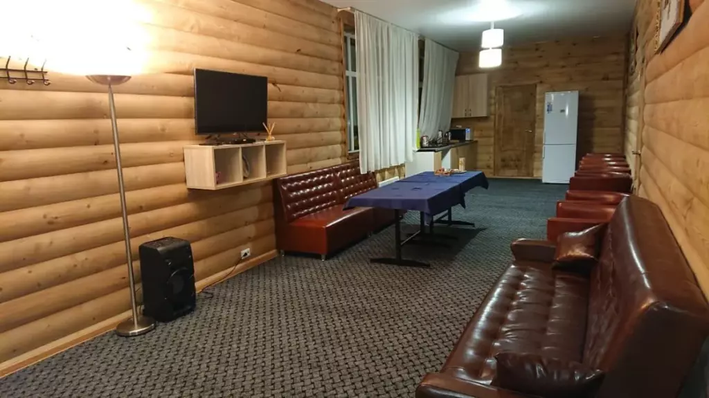 Большой дом на 16 человек с камином, 320 м²: 4 спальни и печь: общий стол и диваны