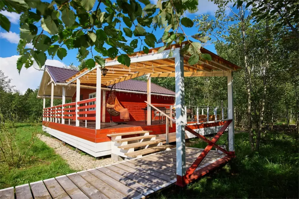 Дом «Вдохновение» 50 м² с камином и видом на озеро до 4 гостей: дом среди деревьев