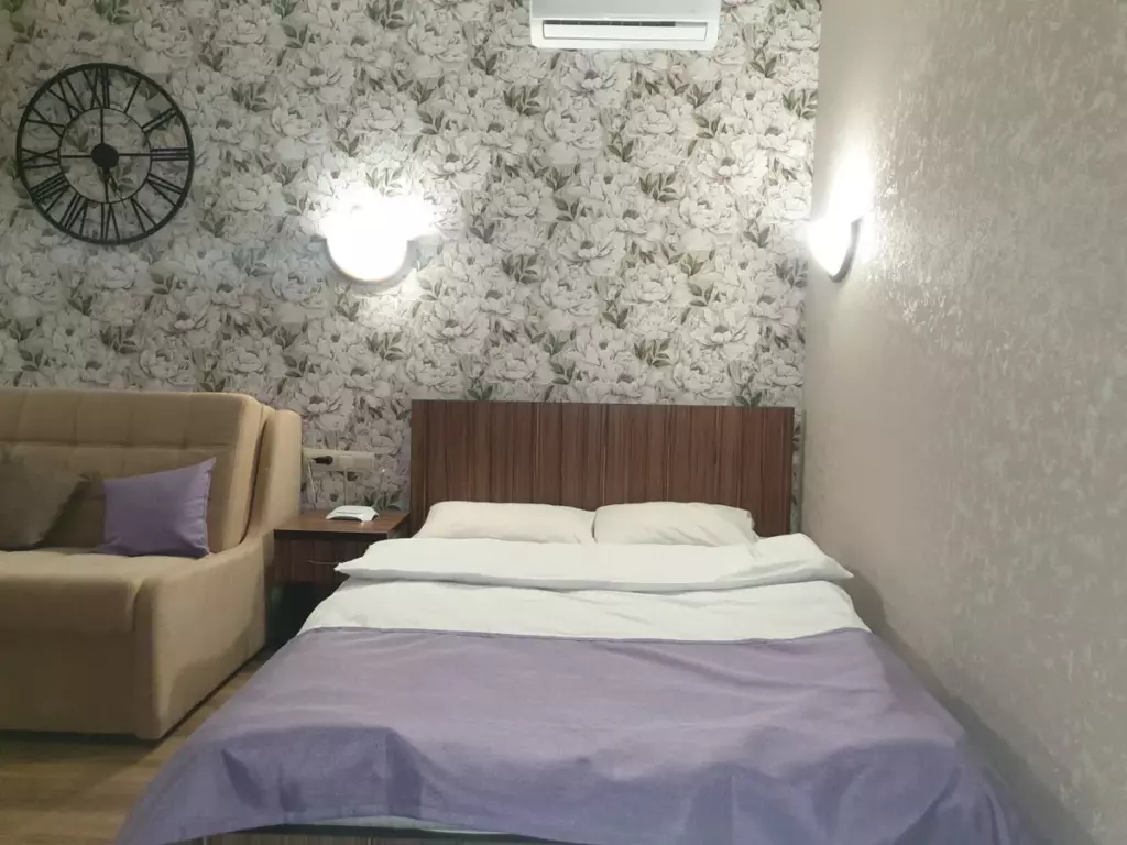 Дом-студия «Zvezda Village 3» с беседкой и джакузи во дворе до 4 гостей: кровать