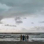 Глэмпинг Викингуд на Балтийской косе, общий вид: море у Балтийской косы