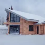 Рубленые дома из кедра DeuxChalets в Шерегеше, общий вид: дом «Африка» среди елей