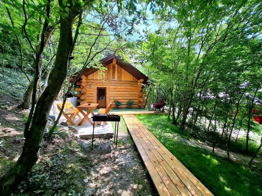 Дом-студия из сосны 30 м² у реки до 4 гостей: дом-студия в лесу