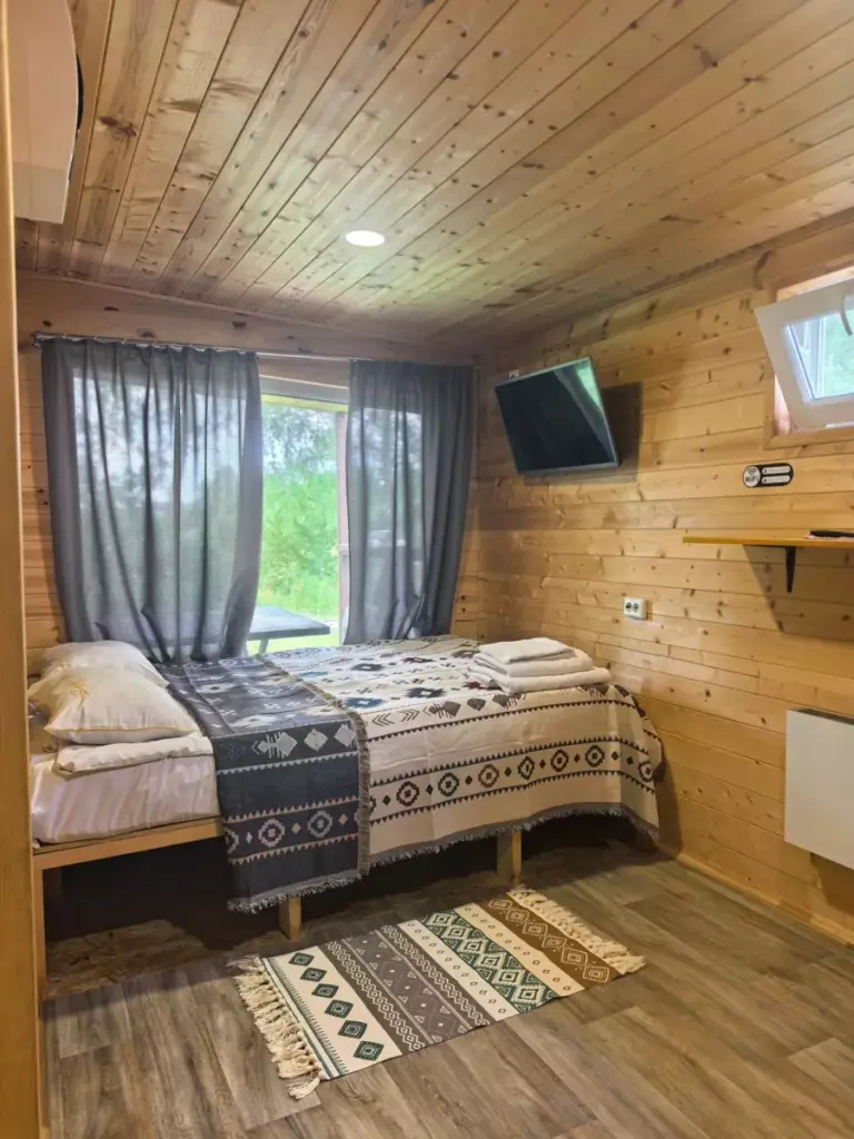 Дом №5 30 м² с диваном и мангальной террасой до 4 гостей: двуспальная кровать