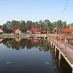 База отдыха Михайловская на Вуоксе у Кротово, общий вид: коттеджи на берегу