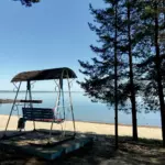 Загородный отель Янтарь на озере Увильды, общий вид: качели у пляжа