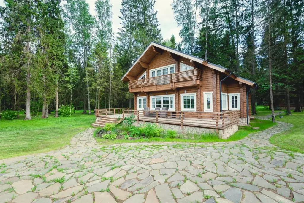 Коттедж с мансардой «Ассоль» 183 м², три спальни и библиотека, до 6 гостей: двухэтажный дом в лесу