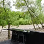 Глэмпинг Лес на берегу Подкумка у Пятигорска, общий вид: терраса с видом на лес