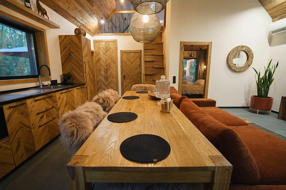 Барнхаус «Chalet» с печью-камином до 6 гостей, База отдыха «Крона Кэмп» в Охлебинино: кухня и стол