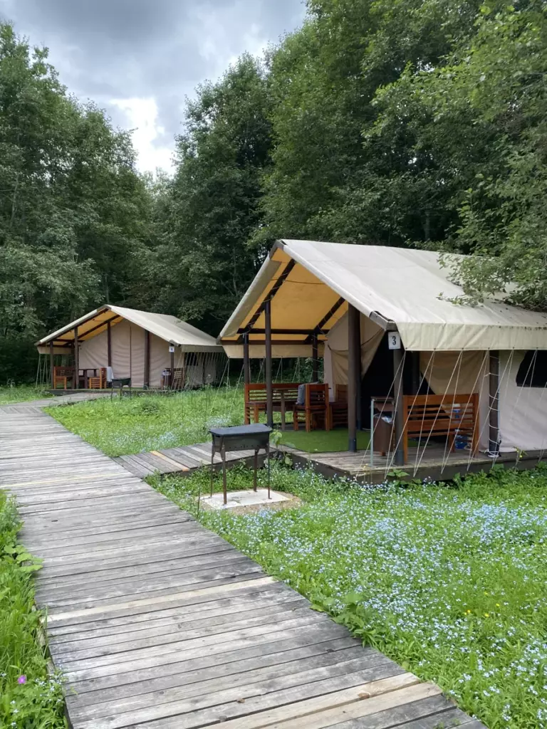 Сафари-тент 17,5 м² с двумя двуспальными кроватями и мангальной зоной до 4 гостей