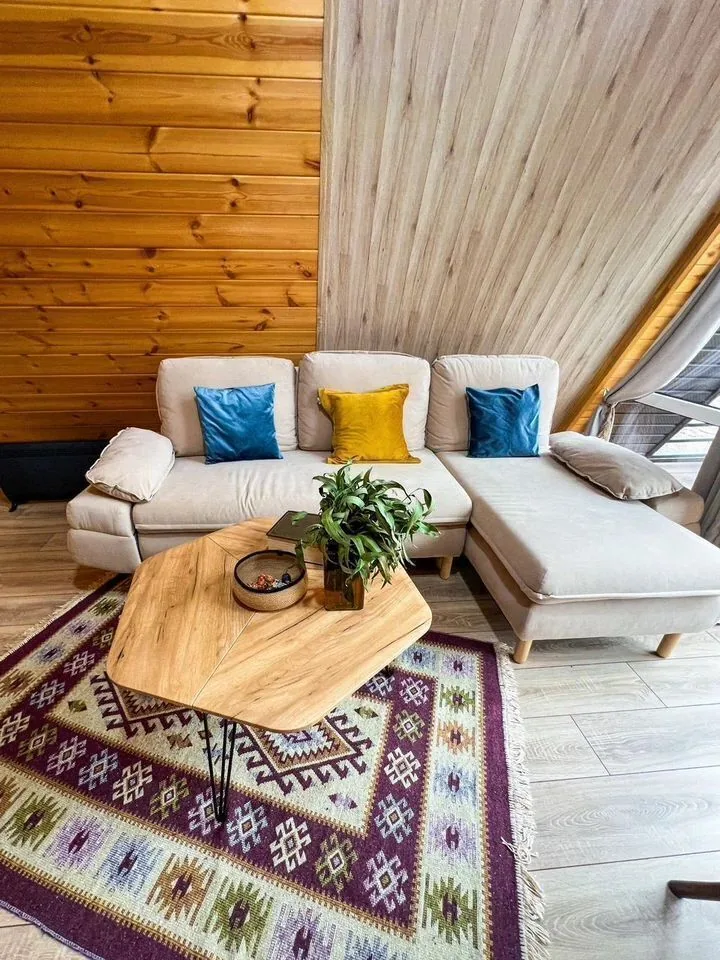 Стандартный А-фрейм с балконом на горы до 4 гостей: гостиная с диваном