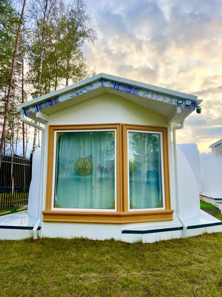 Круглый домик с видом на озеро Лассылампи для двоих: панорамное окно домика