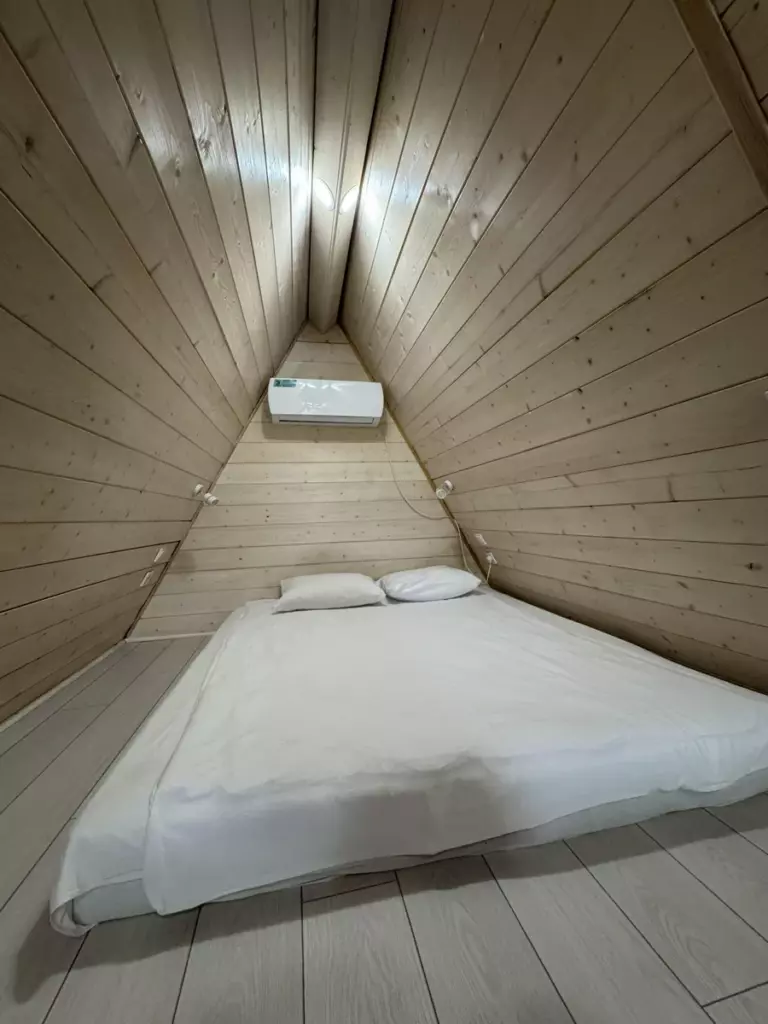 A-Frame №2 «White» с банным чаном до 7 гостей, Загородный комплекс «Черёмушки»: спальня под крышей