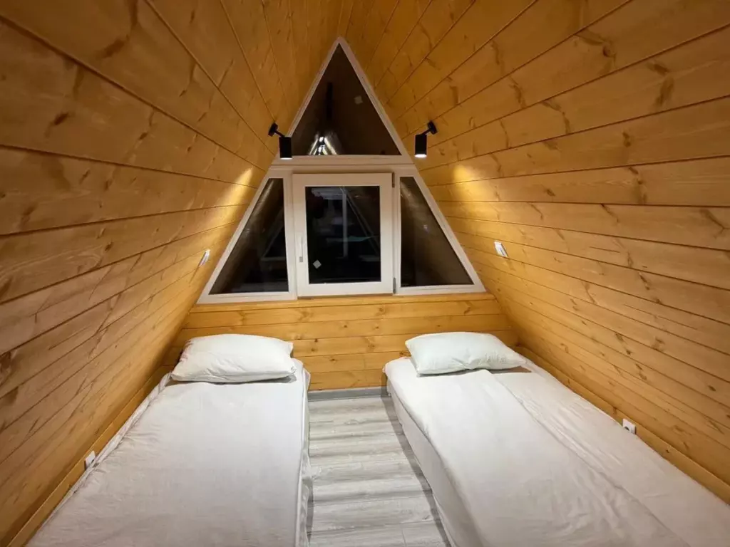 A-Frame №7 «Loft» с сауной и гидромассажной купелью до 9 гостей: спальня под крышей