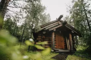 Зимовье — бревенчатая избушка с печью для двоих