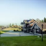 Загородный клуб Tseleevo Club & Resort, общий вид: клубный дом и гольф-поле