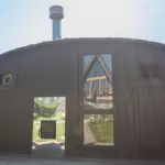 Дачный клуб Якшино: А-фреймы и барнхаусы у леса, общий вид: баня-бочка
