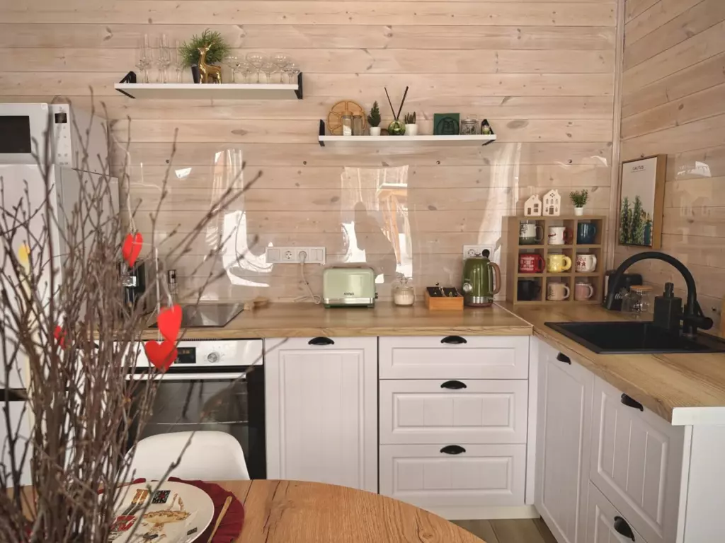 Дом с баней, горячим чаном и беседкой до 7 гостей: кухня с техникой