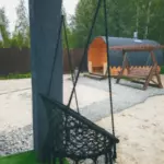 Домики fo.rest у леса в СНТ Маяк, общий вид: качель и баня-бочка