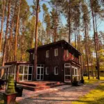 Парк ХаскиЛэнд в Елыкаево, общий вид: дом среди сосен